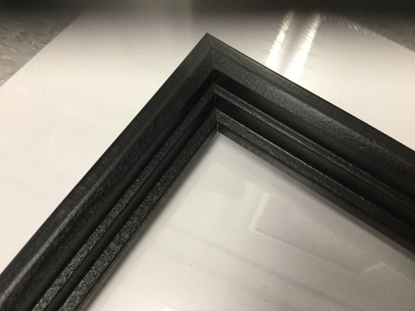 Apollon Gotrick Black floater frame in regular and gallery